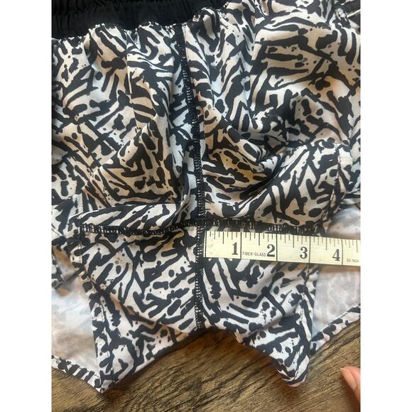 Lululemon Tracker Short III 4-way Stretch Brushed Animal White Black - Picture 7 of 8